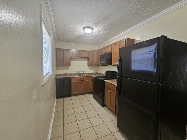 Building Photo - "Charming 3-Bedroom Retreat with Spacious Living"