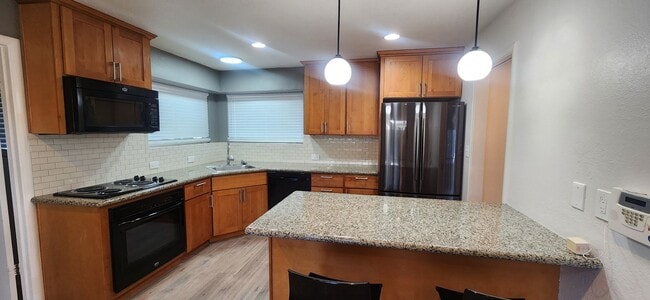 Building Photo - Beautiful 3 Bedroom 2 Bathroom Duplex in Desirable Greenhaven/Pocket Neighborhood