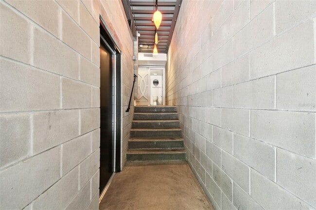 Building Photo - 1310 E Washington St