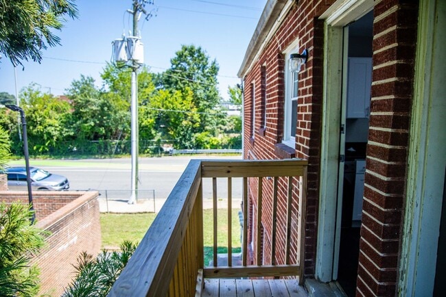 Building Photo - ONE MONTH FREE-Sign by 2/28/2026: Walk to Carytown & the Fan