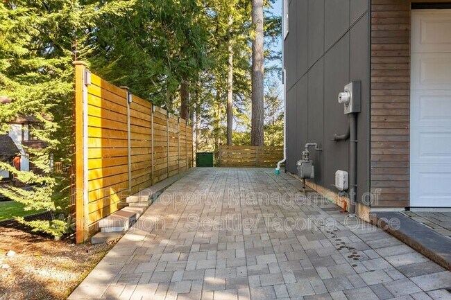 Building Photo - 7229 Turquoise Dr SW