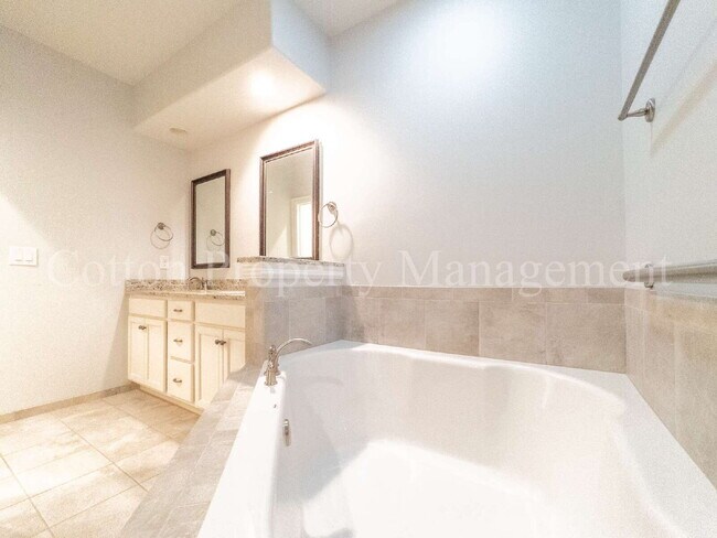Building Photo - 633 Jenoa Dr
