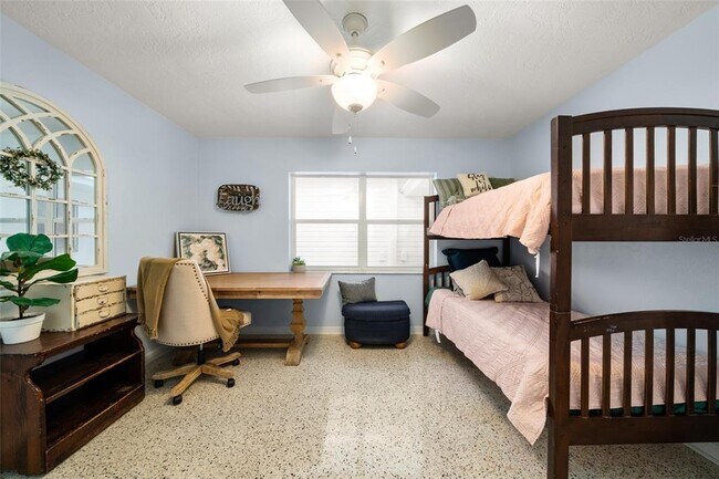 Building Photo - 2551 Lakeview Dr