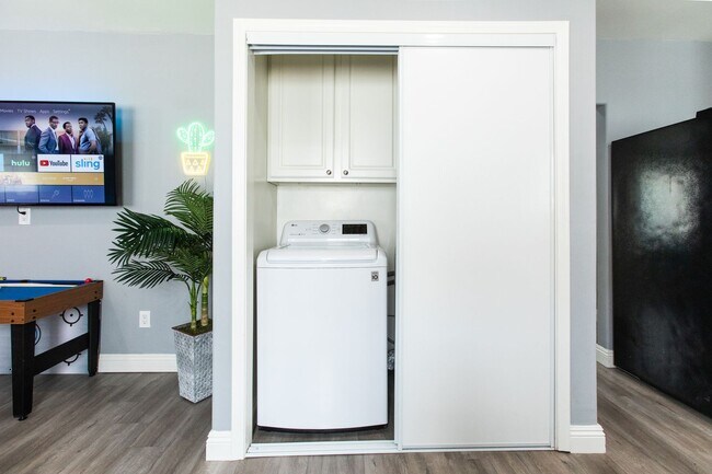 Building Photo - POOL HOME 3 BEDROOMS 3 BATHS