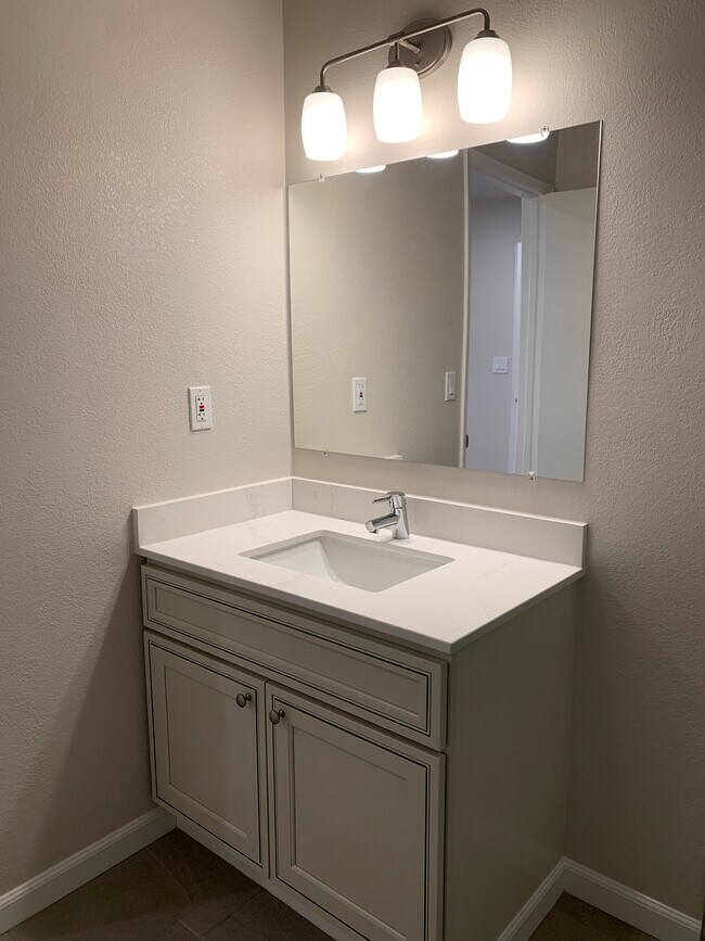 Primary bathroom - 871 Burbank Dr