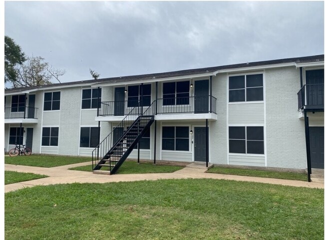 Primary Photo - Brazoria Oaks Apartments
