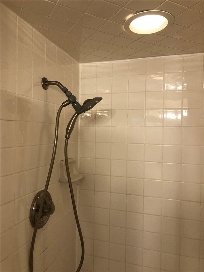 Building Photo - 1405 SE Hillcrest Ave