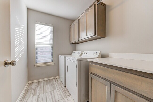 Building Photo - 806 Barbaroot Dr