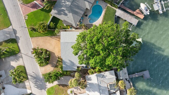 Building Photo - Waterfront 3 Bedroom in Yacht Club Estates