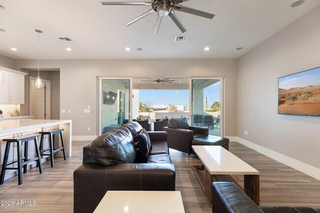 Building Photo - 2252 E South Mountain Ave