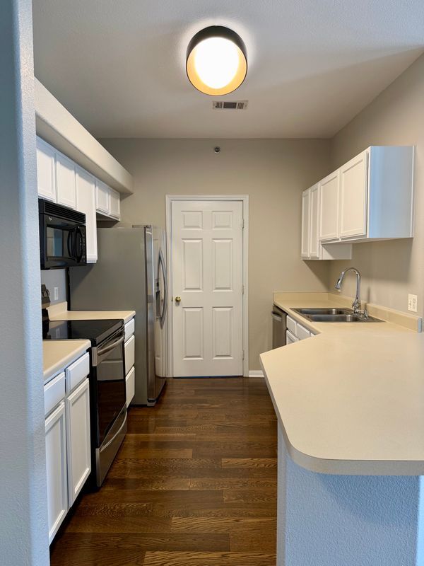 Building Photo - 6013 Castlegate Dr W