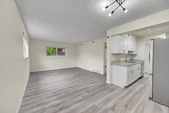 Building Photo - $1,650, 2-bed, 1 bath, located in Centennial