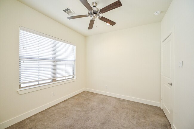 Building Photo - 1106 Fuschia Rd