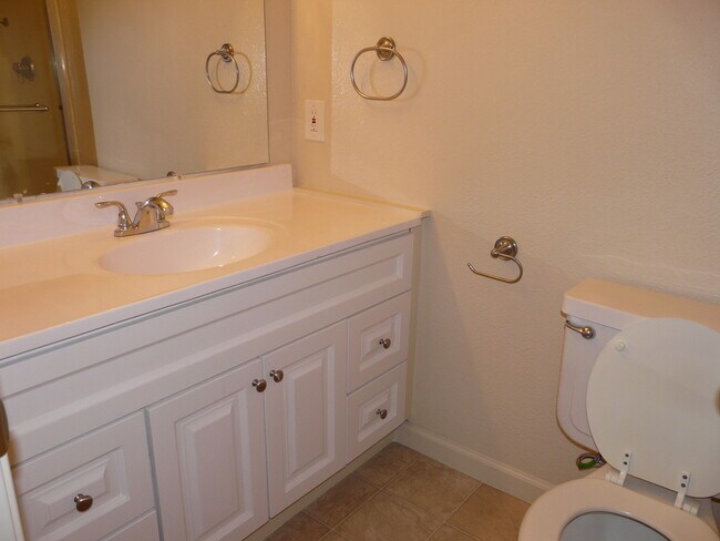 Building Photo - Upstairs 2 Bedroom, 2 Bath in 4-plex near Willow Glen Border!