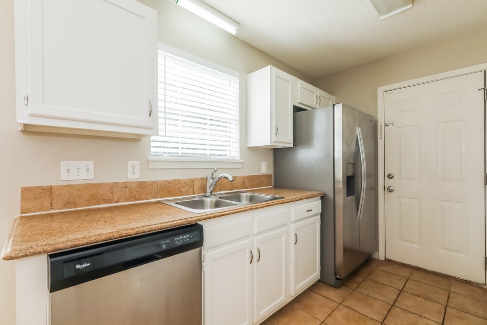 Building Photo - 8129 Vermilion Dr
