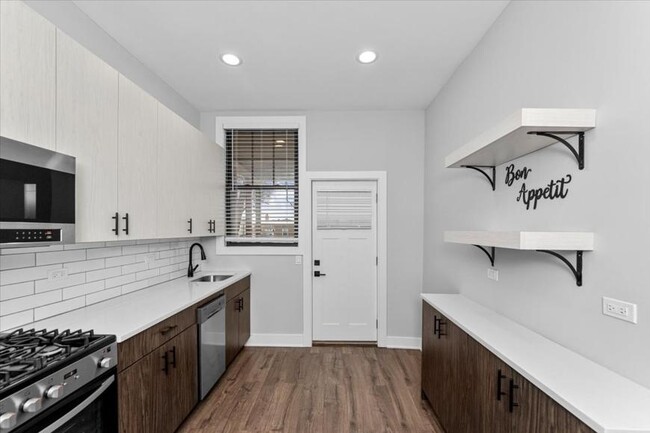 Building Photo - 3 bedroom in Chicago IL 60618