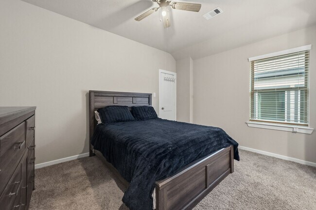 Building Photo - 16323 Apache Wds Wy