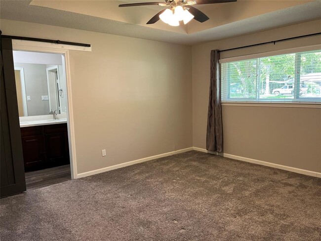 Building Photo - 304 S Shadowbend Dr