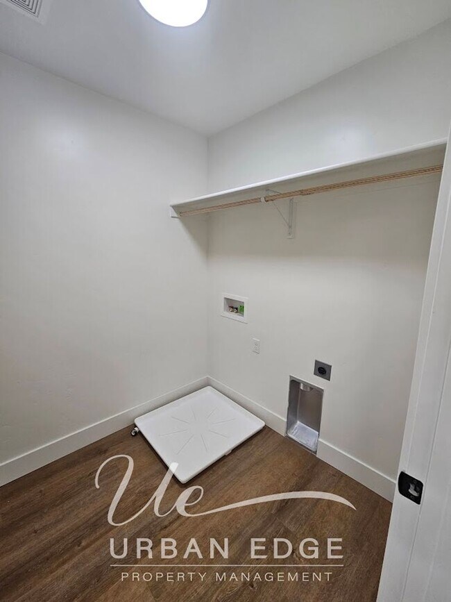 Building Photo - Brand New 3 Bedroom Town Homes - Close to ...