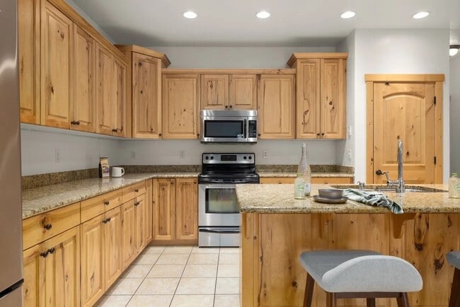 Building Photo - 3 Bed 2 Bath Condo!