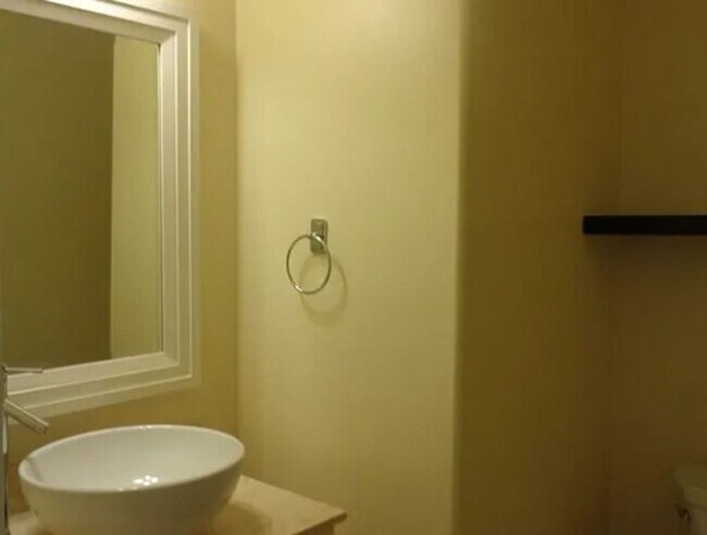 Building Photo - 2 weeks free rent. Detached 4 Bedroom Home...