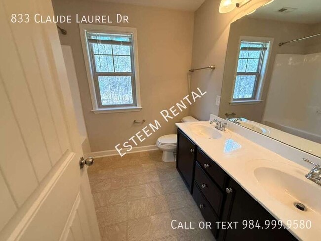 Building Photo - 833 Claude Laurel Dr