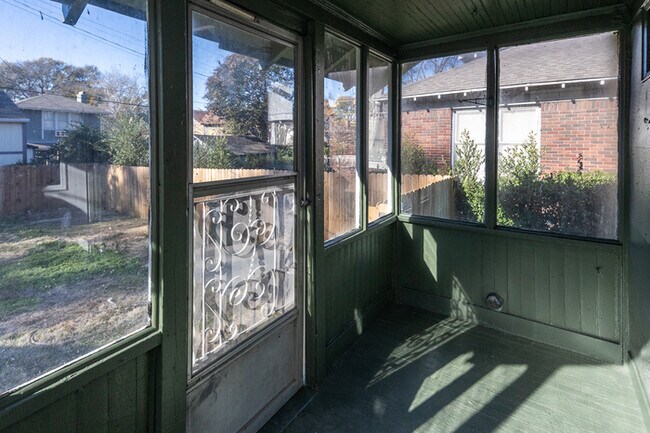 Building Photo - Updated Midtown charmer