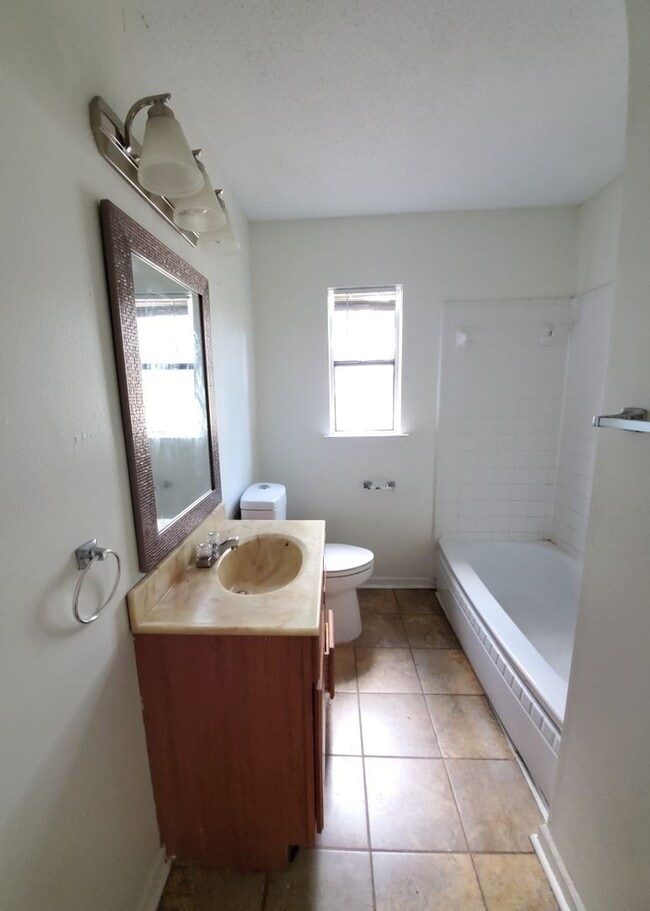 Building Photo - 1905 Athens Ave