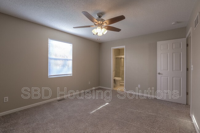 Building Photo - 1129 NE Bryco Dr