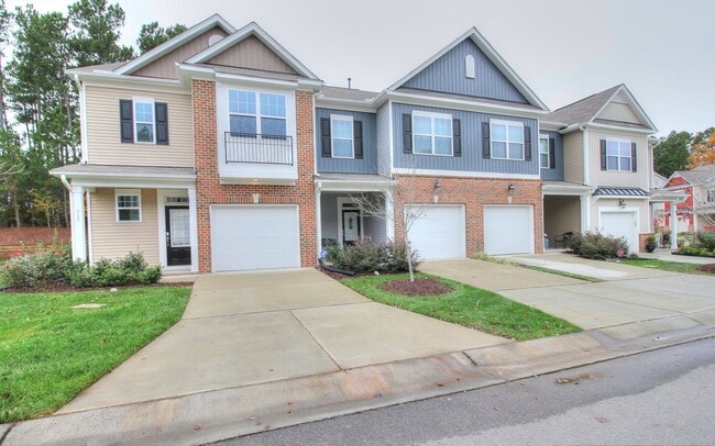 Building Photo - Gorgeous 3 Bedroom/ 2.5 Townhome with Garage!