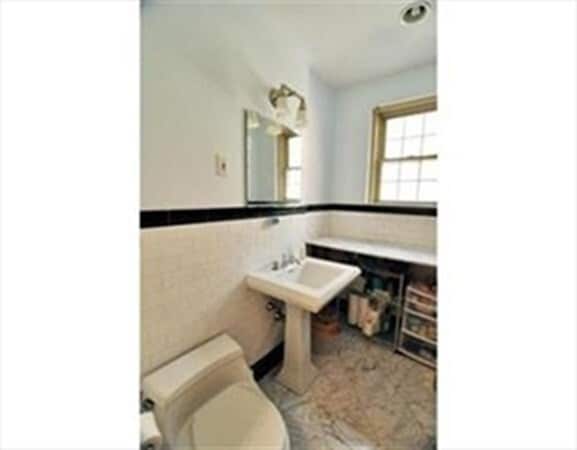 Building Photo - 1498 Beacon St