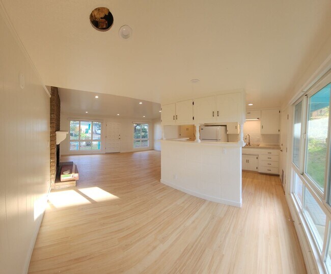 Building Photo - Cuesta By the sea cottage for Rent! Close ...