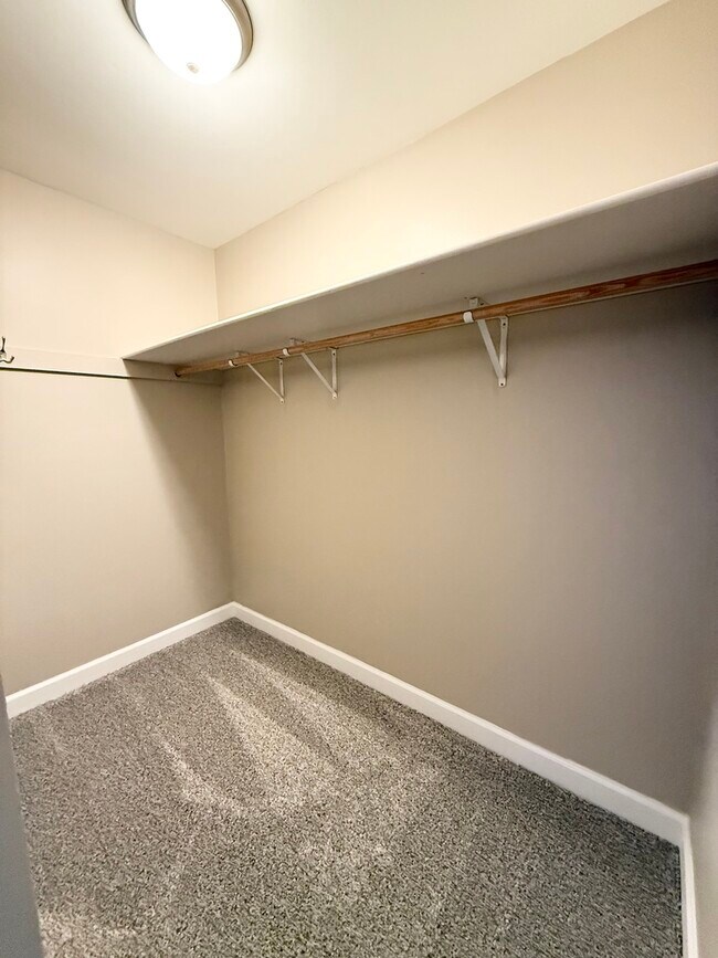 Building Photo - 915 Westmoreland Dr