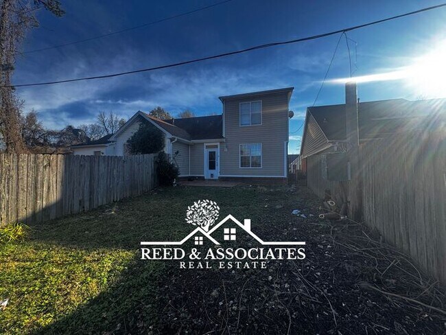 Building Photo - 2 Bedroom Town Home Located in Quiet Bartlett Neighborhood!