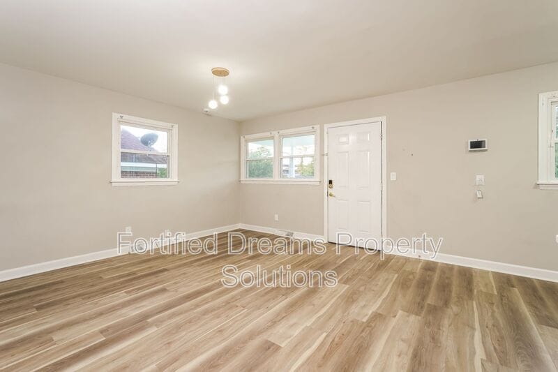 Building Photo - 1615 Eastwood Ave