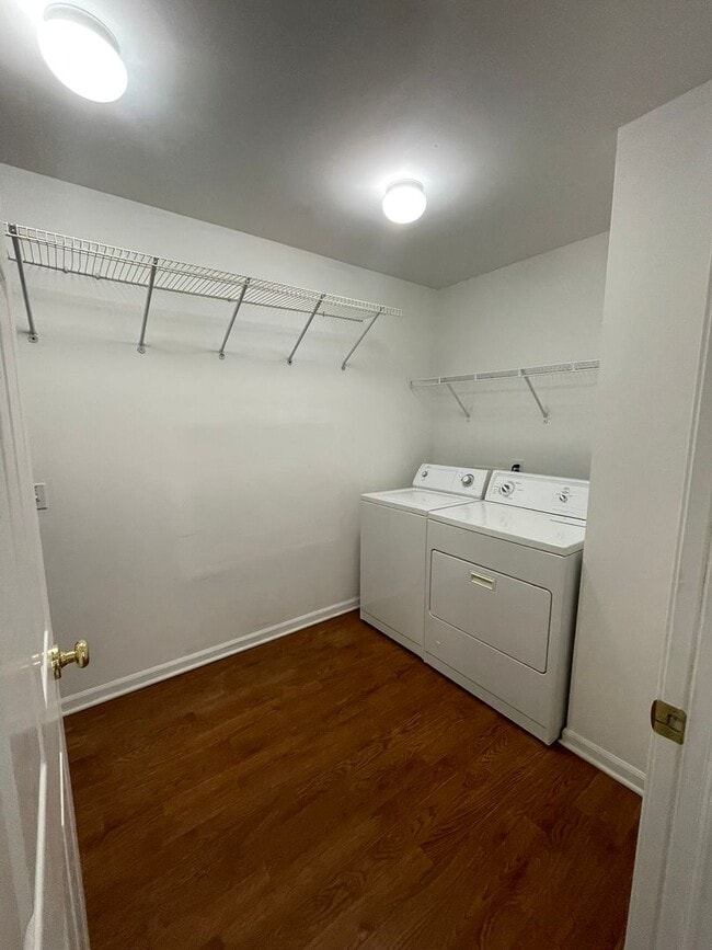 Building Photo - Bright Upper Condo with Garage | Near Shopping & Trails