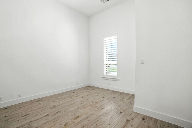 Building Photo - 220 Corazon