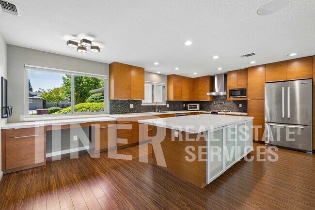 Building Photo - 5541 Ivanhoe Way