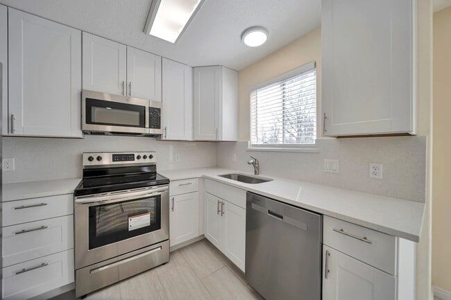 Building Photo - 2255 Red Robin Rd