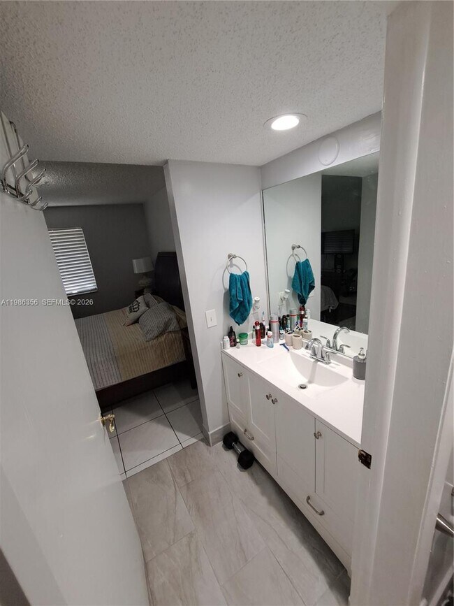 Building Photo - 9708 SW 138th Ave