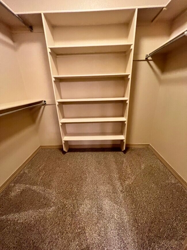 Walkin Master Closet - 1616 Treehaven Ct