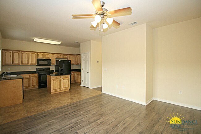 Building Photo - Beautiful 3 Bedroom Townhouse Near Hurlburt Field!