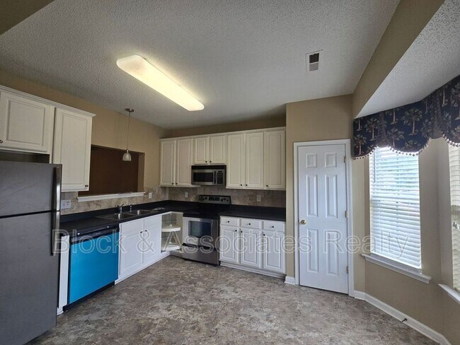 Building Photo - 210 Brittany Way