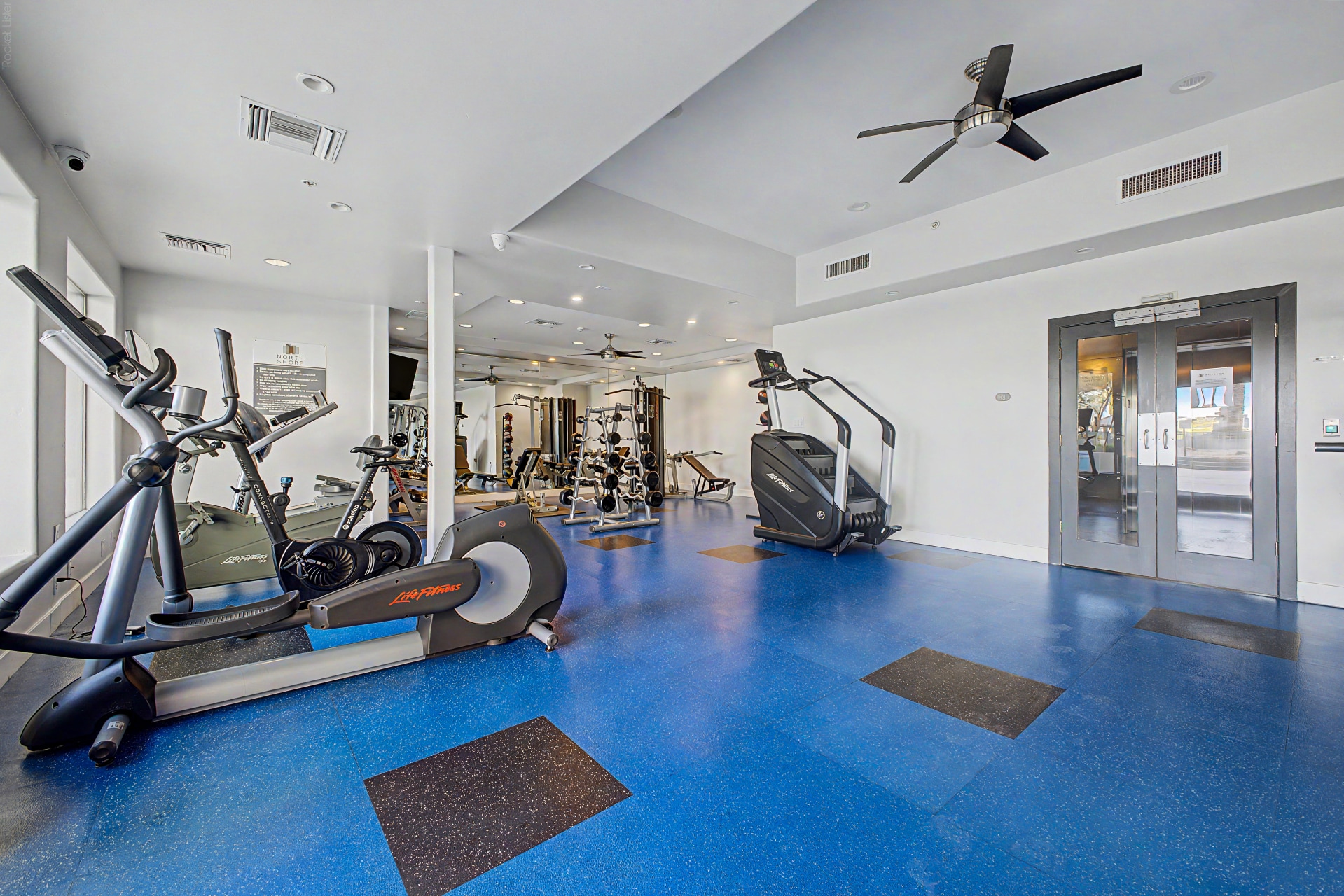 Building Photo - 945 E Playa del Norte Dr