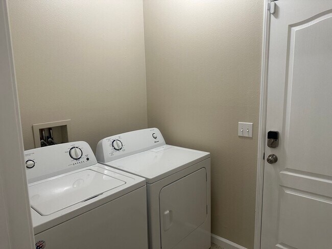 Building Photo - Single Story cul-de-sac 3Beds/2Bath Home i...