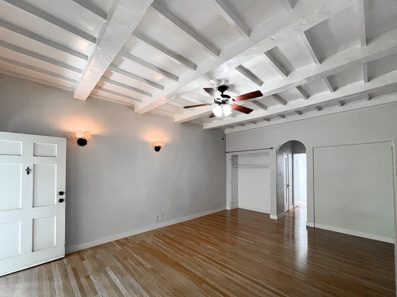 Building Photo - 10865 Fruitland Dr