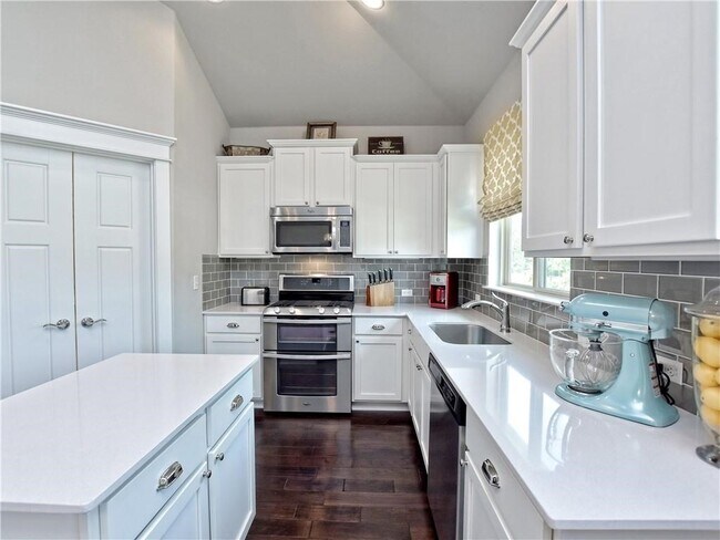 Building Photo - 10911 Rock Island Dr