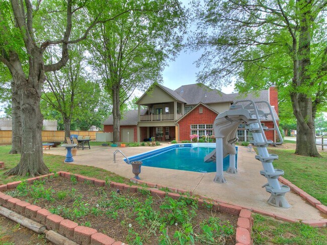 Building Photo - This stunning 4-bedroom, 3.5-bathroom home...