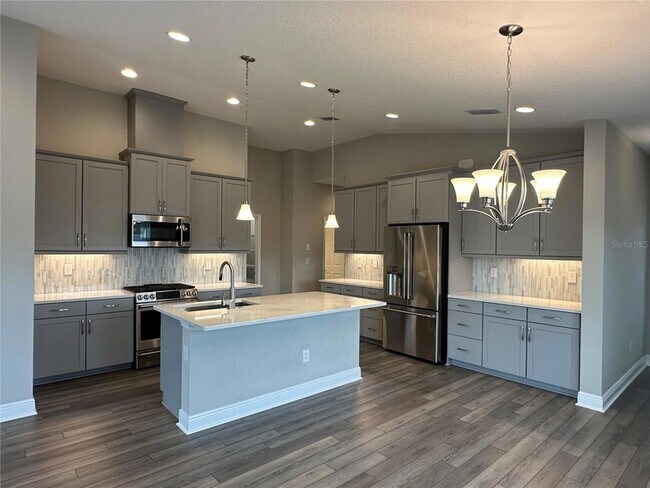 Building Photo - 12533 Oak Hill Way