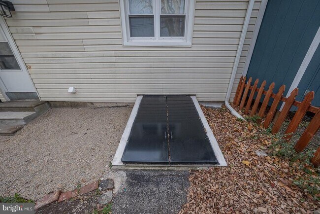 Building Photo - 717 Miller St